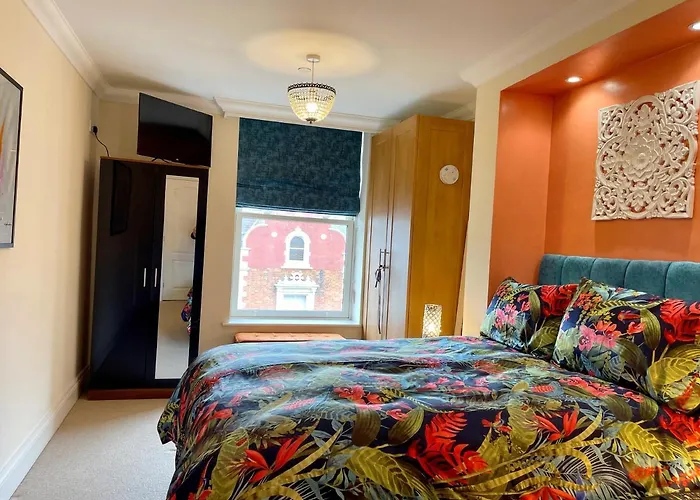 Beautiful Chic Apartment, Lift, Views & Parking