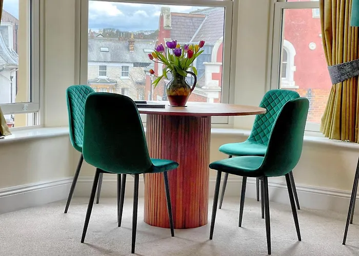 Beautiful Chic Apartment, Lift, Views & Parking