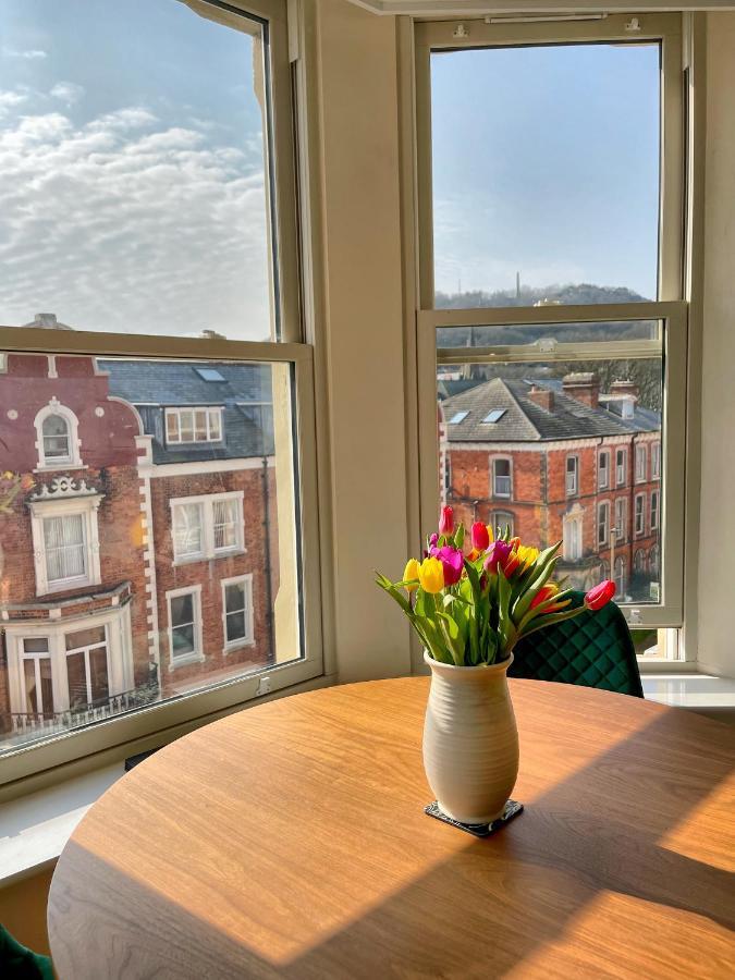 Beautiful Chic Apartment, Lift, Views & Parking Apartamento *